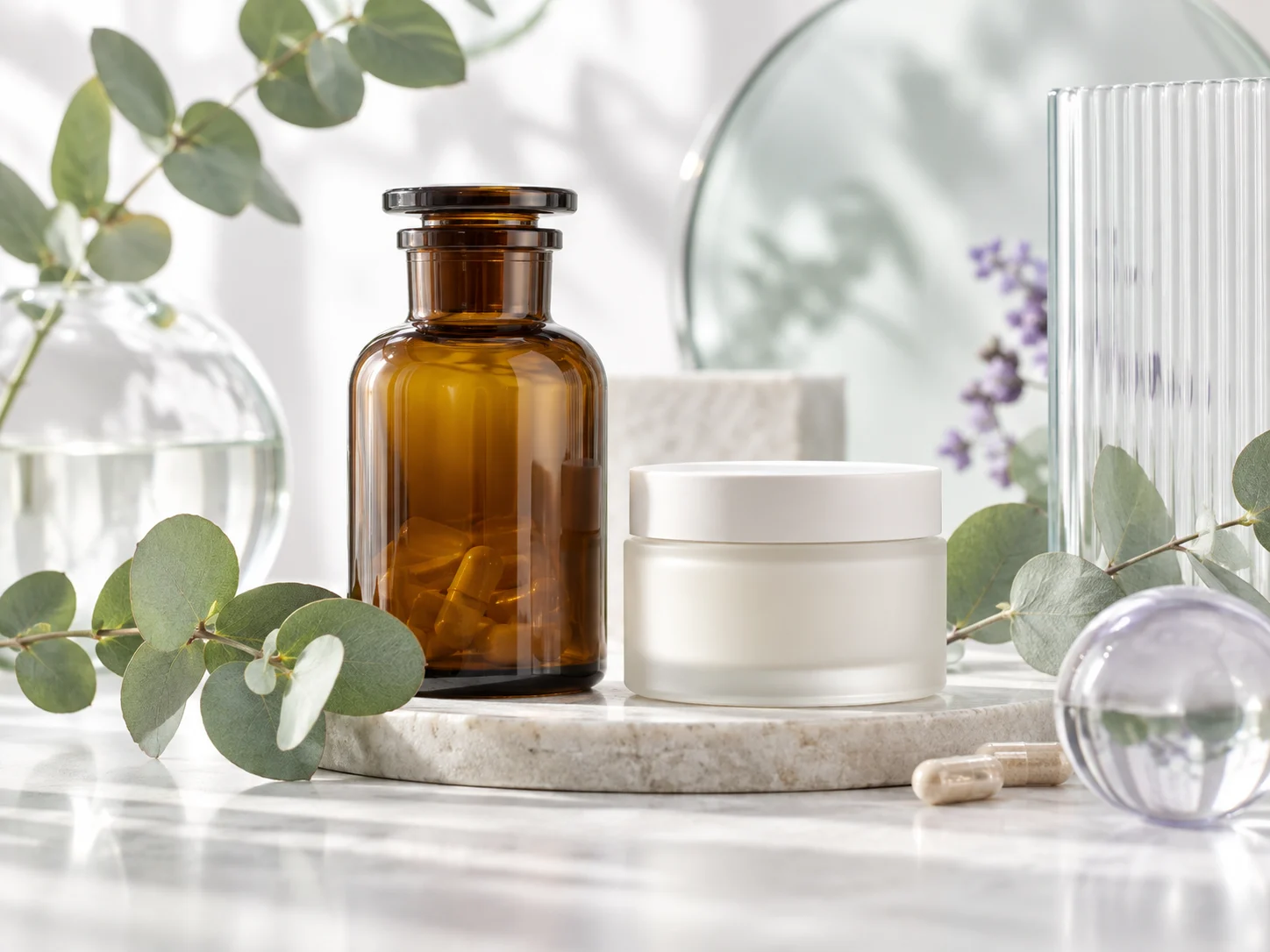 Generiertes Wellness-Produktmotiv mit Apothekerflasche und Tiegel